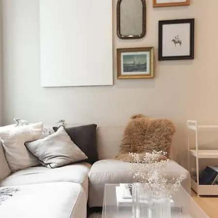 Dinbnb I Everything You Need - 4 Minutes To The City Train! *