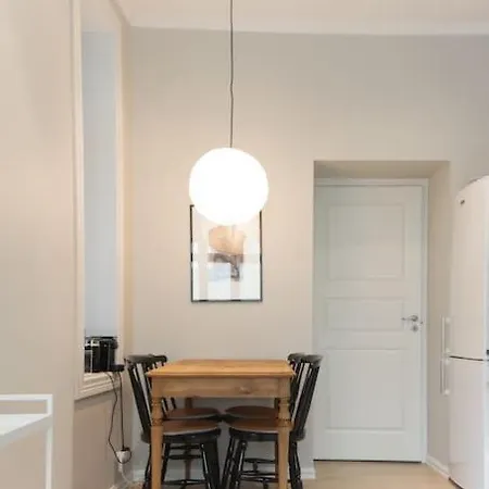 Apartment Dinbnb I Everything You Need - 4 Minutes To The City Train! *