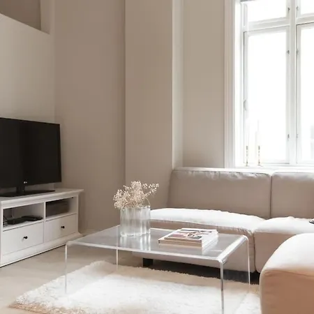 Dinbnb I Everything You Need - 4 Minutes To The City Train! *
