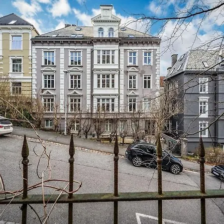 Apartment Dinbnb I Everything You Need - 4 Minutes To The City Train! *